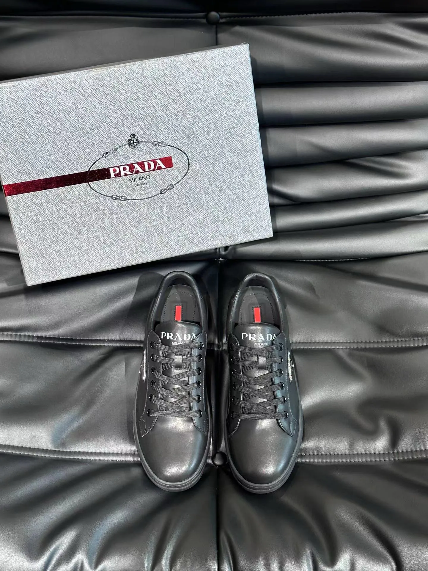 Factory price: 380💰Prada new men's leather sports shoes, the highest version on the market, any comparison is welcome🆚! The original leather has excellent texture and is super high-end! Fetal sheep net lining imported from Italy, removable pad! Luxurious materials and fine workmanship, highly recommended! Code number: 38-44, customized 45